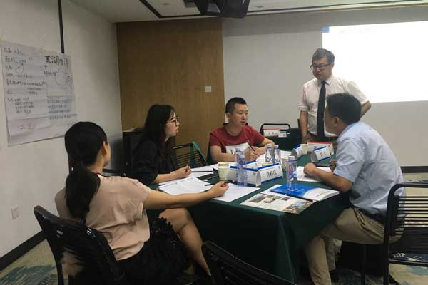 老师指导学员 (2).jpg 老师指导学员 (2).jpg